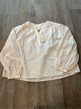 NWT Cream Eyelet Bubble Sleeve V-Neck Blouse with Seashells. Size: M